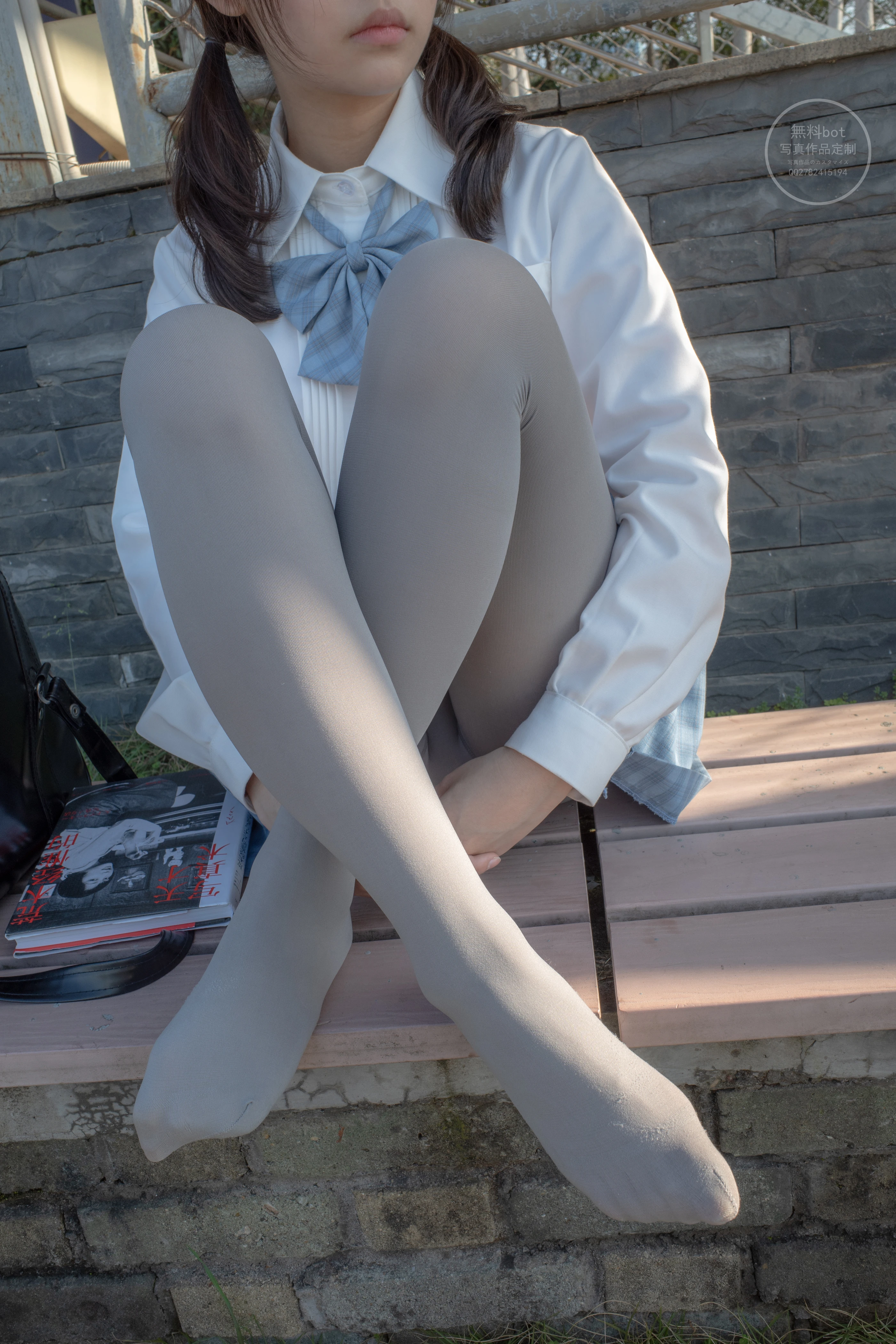 森萝财团 有料 NO.030 小香 户外公园里的JK制服灰丝美腿 [100P]插图3